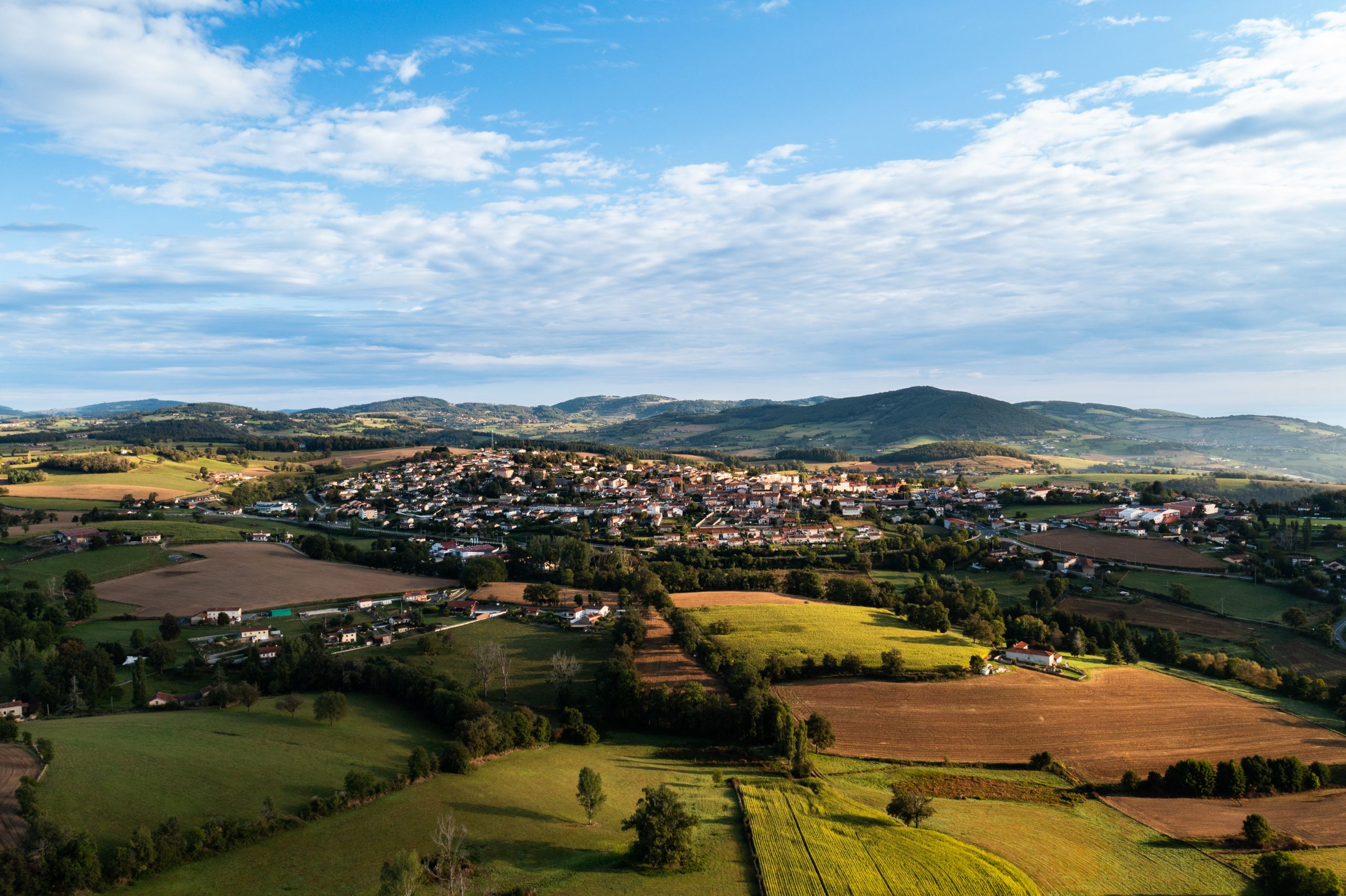 destination-monts-du-lyonnais-cinq-intercommunalit-s-unies-pour-le